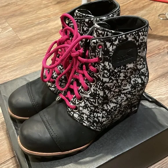 Sorel PDX Wedge Boot with Black and White Shaft and Hot Pink Laces Size 9 NIB💗🖤 - Picture 8 of 11